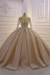 Precioso vestido de novia largo de corte princesa con mangas, estilo barco y cristales.