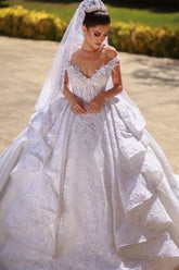 Precioso vestido de novia largo de corte princesa con hombros descubiertos y encaje