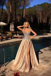 Superbe robe de bal longue en satin et dentelle champagne, coupe trapèze, sans manches, avec fente