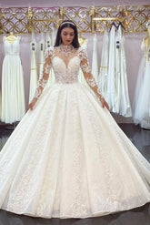 Precioso vestido de novia largo de princesa con cuello alto, apliques de encaje y mangas.
