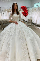 Precioso vestido de novia largo de princesa, estilo princesa, de satén, con escote barco, apliques de encaje y mangas.