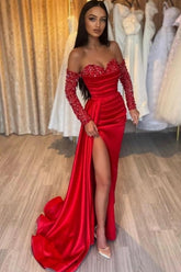 Superbe robe de bal sirène rouge longue à manches longues et décolleté en cœur, avec paillettes et perles, avec fente
