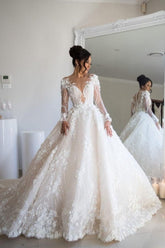 Precioso vestido de novia de manga larga con encaje floral suave y escote en V.