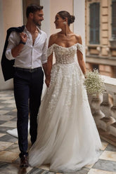 Precioso vestido de novia de corte A con apliques de tul y encaje con hombros descubiertos