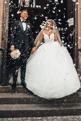 Precioso vestido de novia corte princesa con escote en V y corte en A con encaje.