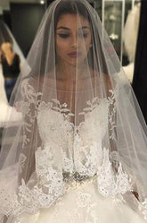 Precioso vestido de novia con apliques de tul, escote redondo, mangas largas y cristales