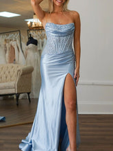 Idra | Vestido de gala sin tirantes con apliques de cuentas verde esmeralda y abertura