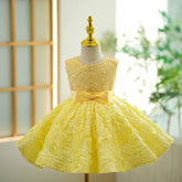 Vestido de bebé niña amarillo con lentejuelas, sin mangas y hasta la rodilla