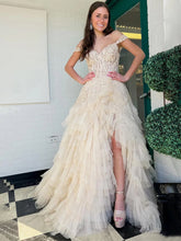 Kashi | Vestido de fiesta de tul color champán con hombros descubiertos y apliques