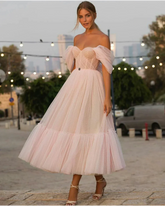 Robe de bal trapèze en tulle, décolleté cœur, longueur thé