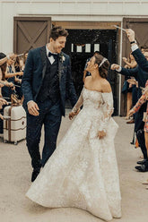 Vestido de novia largo de encaje con corte en A, hombros descubiertos y mangas, estilo línea A.