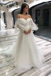 Vestidos de novia largos de corte A, escote corazón con apliques de encaje y tul, con mangas y hombros descubiertos.