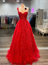Robe de bal rouge dos nu en tulle et dentelle, longue, asymétrique, à une épaule.
