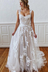 Vestido de novia de corte sirena con tirantes largos, escote corazón, apliques de encaje y tul sin espalda.