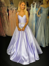 Vestidos de fiesta formales de satén, corte largo, corte en A, escote corazón, tirantes finos y bolsillos.