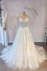 Vestido de novia largo de tul con escote corazón y corte en A con encaje