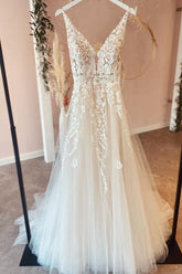 Vestido de novia largo de corte A con apliques de tul, tirantes finos de encaje y escote en V sin espalda