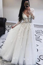 Vestido de novia largo de corte A, escote en V, apliques de encaje y tul con mangas y mangas largas.