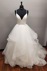 Robe de mariée longue en tulle dos nu à col V et coupe trapèze
