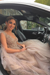 Vestido de novia largo de corte A, escote en V, tul y encaje con dulce capa de tul y piel.