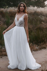 Vestido de novia largo estilo boho, corte en A, escote en V, gasa, tul, brillo, espalda descubierta