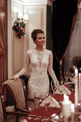 Vestido de novia largo de sirena con cuello alto, apliques, encaje, espalda descubierta y mangas, estilo sirena.