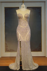 Robe de bal longue sirène à encolure illusion et fente avant ornée de sequins