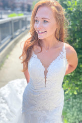 Vestido de novia largo de sirena con tirantes finos, escote corazón, apliques de encaje y espalda descubierta