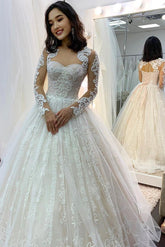 Vestido de novia largo de princesa con escote corazón, apliques de encaje, espalda descubierta, tul y mangas, con mangas y tul.