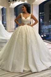Vestido de novia largo de corte princesa con escote corazón, espalda descubierta, apliques de encaje y lentejuelas