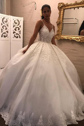 Vestido de novia de baile con escote en V largo, tirantes finos, apliques, encaje y tul.