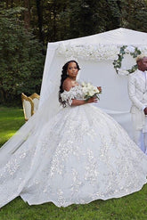 Lujoso vestido de novia largo blanco de corte A con hombros descubiertos, encaje y lentejuelas