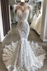 Vestido de novia largo de encaje blanco de lujo con escote corazón descubierta y espalda abierta, con cuello de piel sintética.