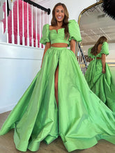 Makai | Robe de bal longue deux pièces en satin vert à manches bouffantes et fente