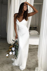 Vestido de novia blanco de sirena con tirantes finos, espalda descubierta y cola corta WD450