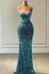 Robe de bal sirène bleue moderne à décolleté cœur, longue et ornée de sequins et de perles.