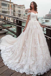 Vestido de novia corte A con escote barco y apliques de encaje WD232