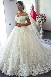 Vestido de novia de corte princesa con escote barco y apliques de encaje WD276