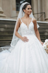 Vestidos de novia blancos estilo princesa, corte en A, escote en V, sin mangas y con encaje.