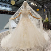 Vestido de novia vintage con hombros descubiertos, velo, encaje brillante y cola grande