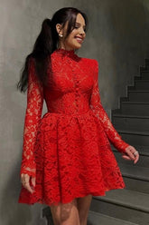 Robe de cocktail rouge trapèze courte en dentelle à manches longues