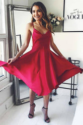 Vestido de fiesta rojo satinado con tirantes finos, espalda cruzada y largo hasta la rodilla PD307