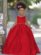 Vestido rosa sin mangas de satén con escote con cuentas y detalle de lazo