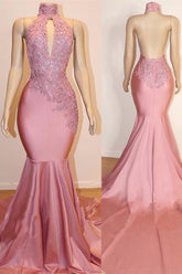 Vestido de sirena rosa largo y sin espalda, con lentejuelas, cuello alto y escote pronunciado.