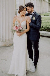 Vestidos de novia de sirena sin mangas con tirantes finos, encaje y cola de capilla.