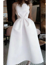 Robe de soirée courte trapèze en satin à fines bretelles et col rond, avec poches