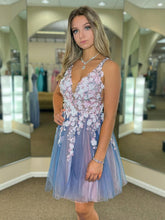 Robe de bal courte trapèze en tulle fleuri à col en V et dos nu, ornée de dentelle et de tulle, style formel.