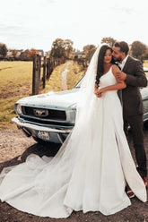 Vestido de novia sencillo de satén, corte en A, sin mangas y con abertura lateral