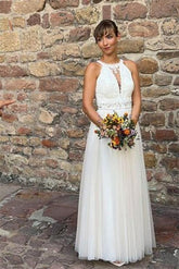 Vestido de novia sencillo de tul blanco sin mangas con escote halter y corte en A