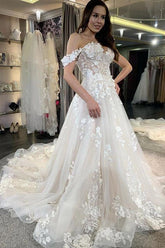 Vestido de novia sencillo largo de corte A, de tul, con hombros descubiertos y apliques de encaje